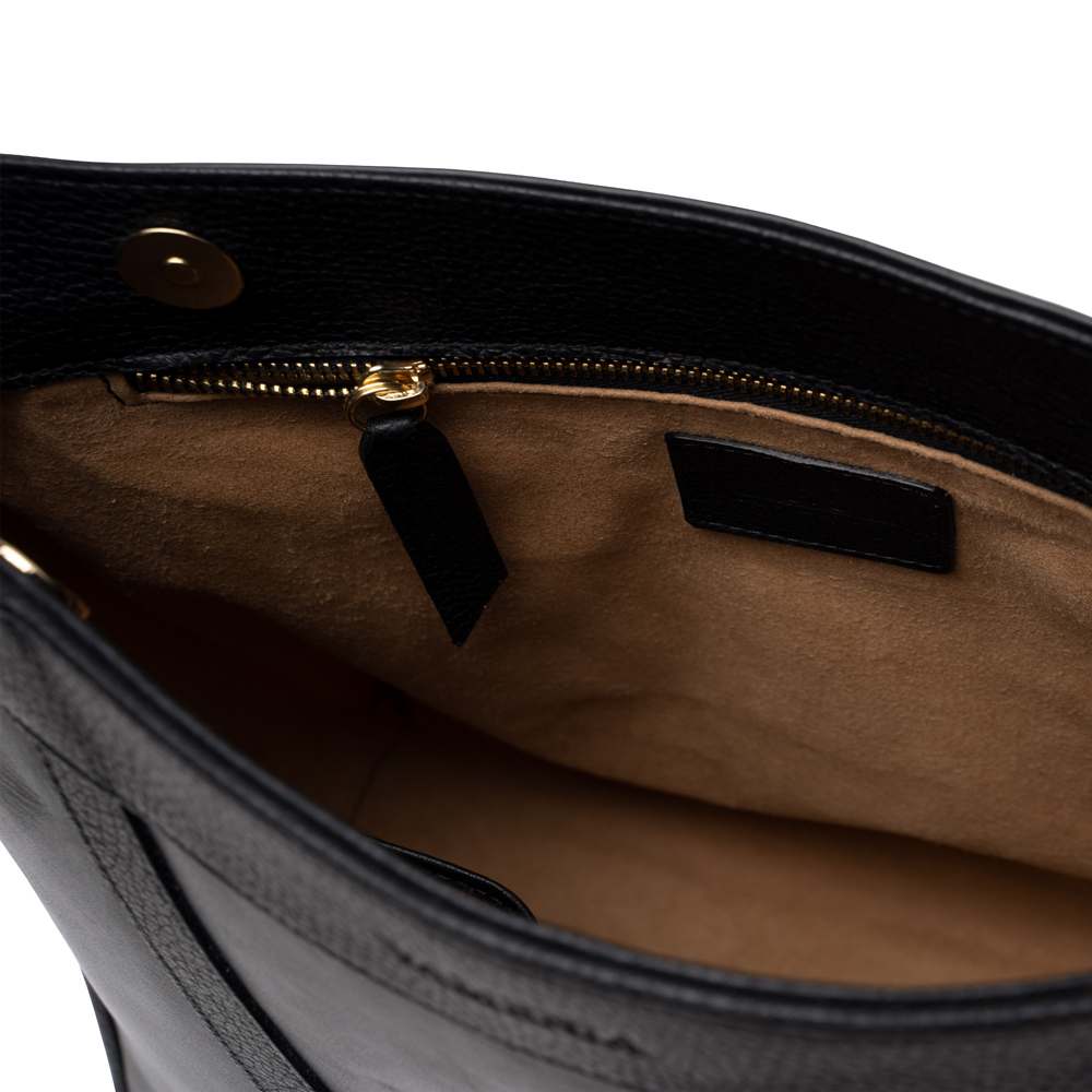 Shopper with magnetic closure made of calfskin black