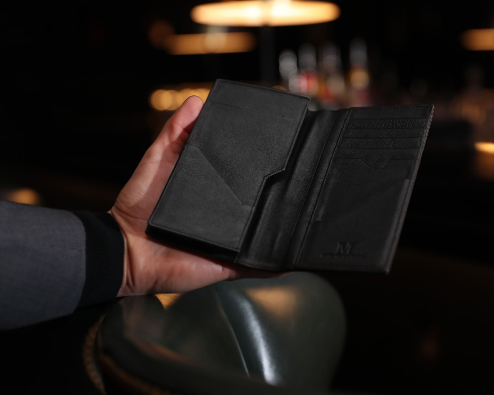 Geldbörse mit Handyfach aus schwarz genarbtem Kalbsleder 8cc -PORTUNES-